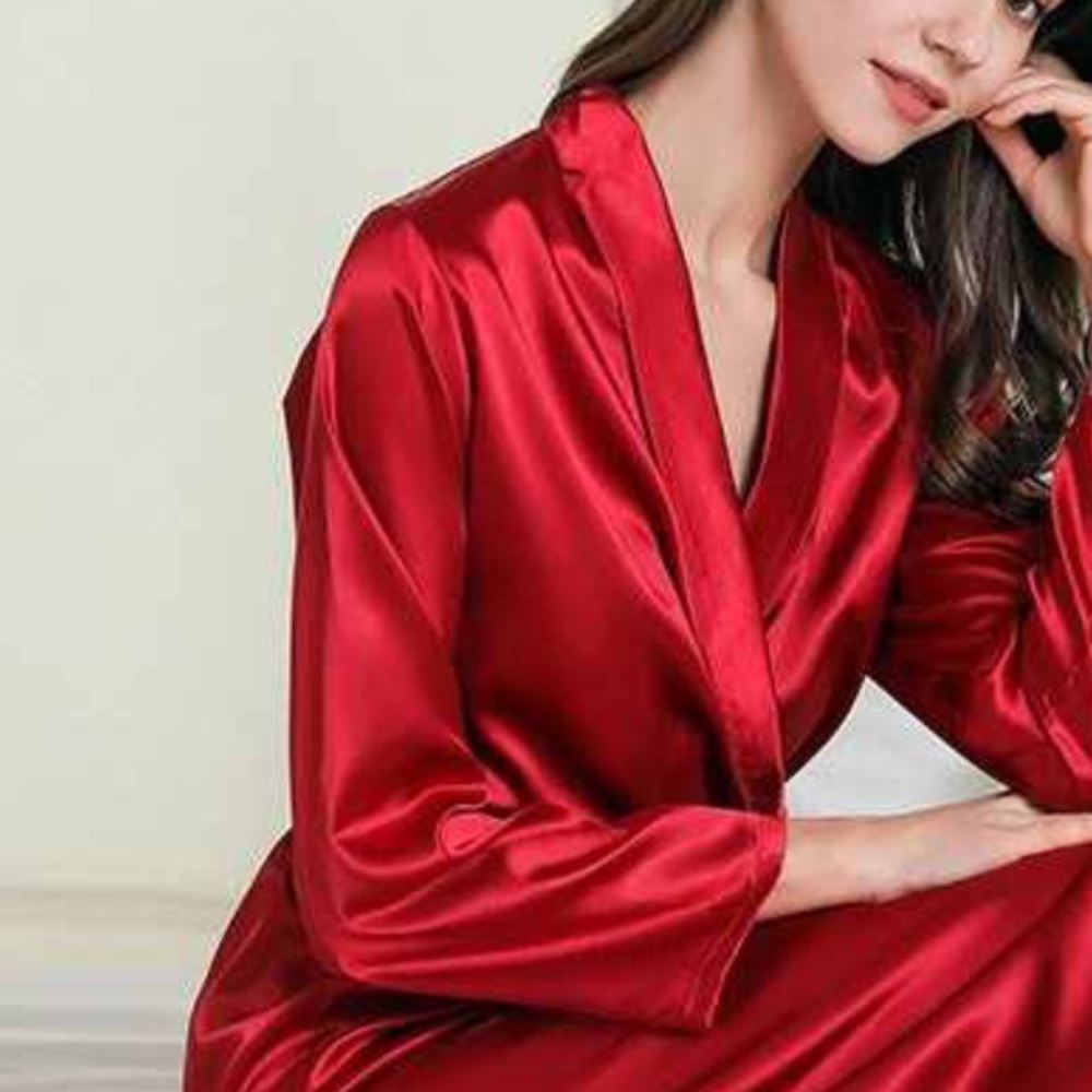 MORGAN TAYLOR Bath Robe Red Embroidered Size MEdium - Picture 2 of 9